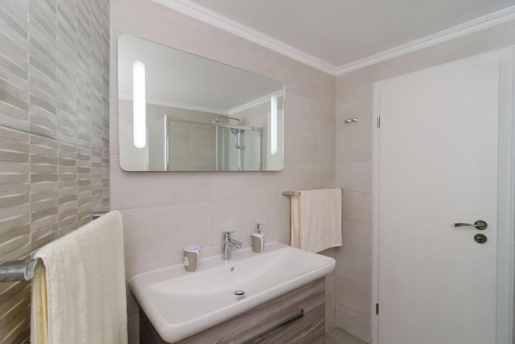 Sea View Apartment 10 Minutes Walk From Old City Dubrovnik Eksteriør bilde